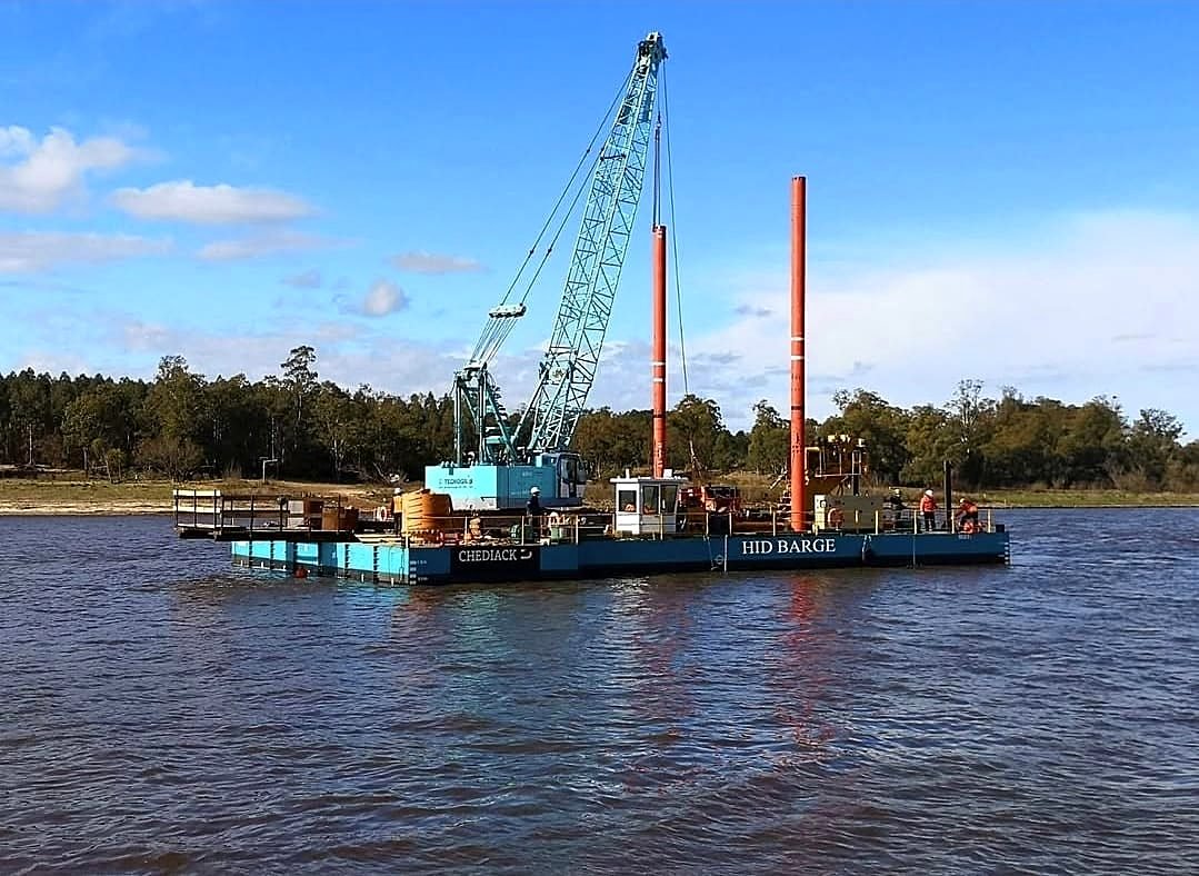 GPS pontoon barge for high-load waterway transport