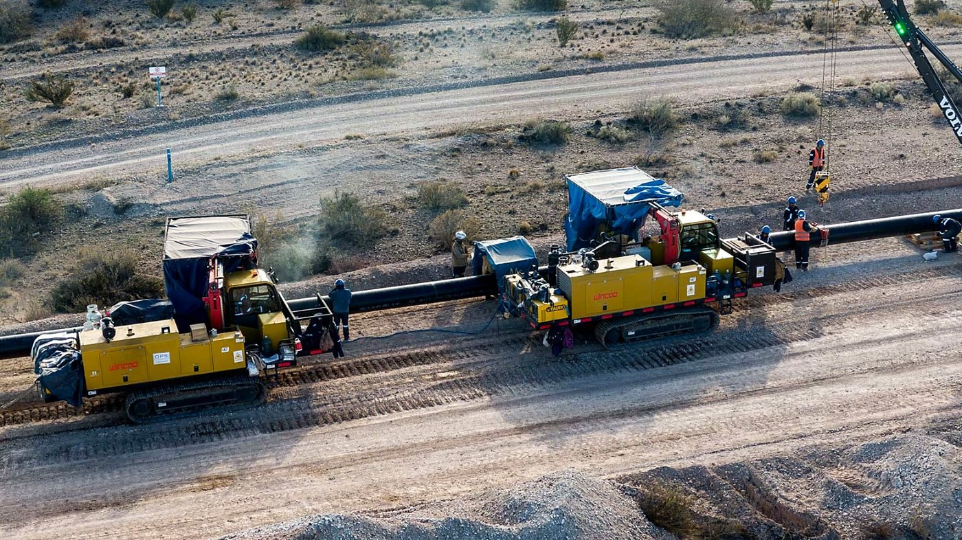 GPS tracked welding carrier on an Oil & Gas pipeline front